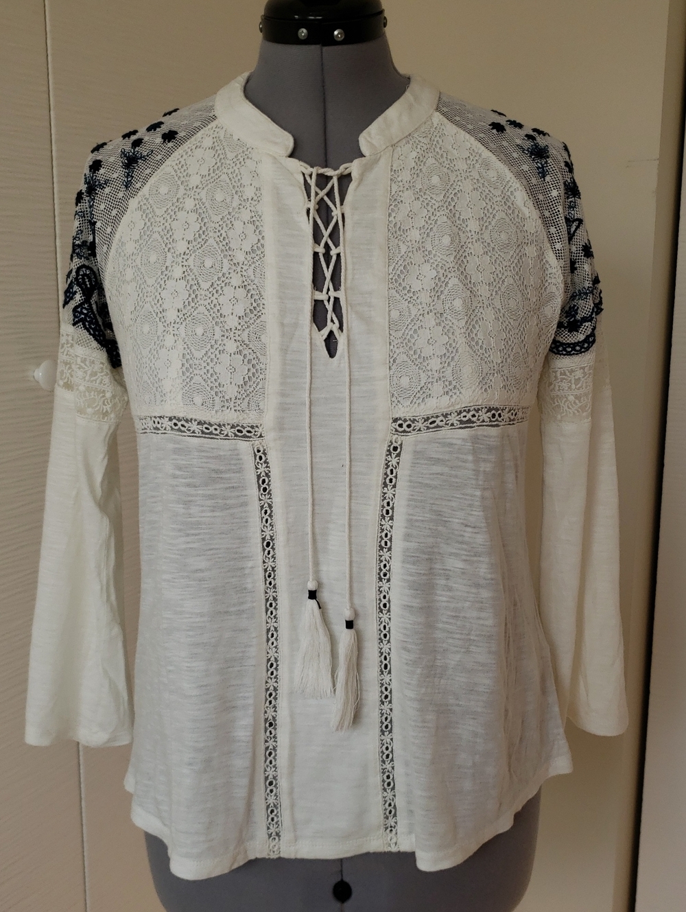Lucky Brand Women's White Lace Boho Peasant Top with Navy Embroidery Sz.M New